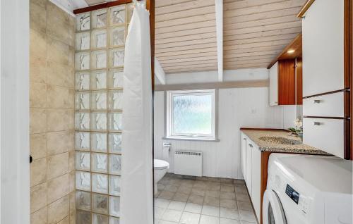 Bathroom, 3 Bedroom Beautiful Home In Frøstrup in Norklit