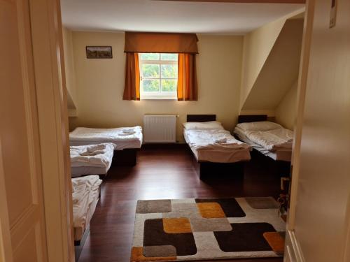 4 twin beds