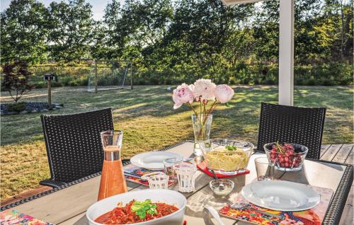 Restaurant, Gorgeous Home In Ejstrupholm With Sauna in Ejstrup