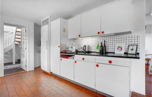 cuina, 4 Bedroom Awesome Home In Glesborg in Bonnerup