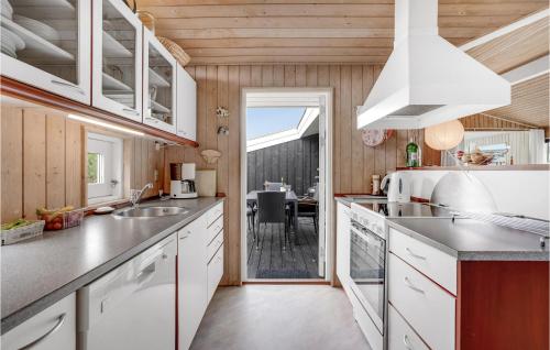 кухня, Stunning Home In Fan With 4 Bedrooms, Sauna And Indoor Swimming Pool in Sonderho