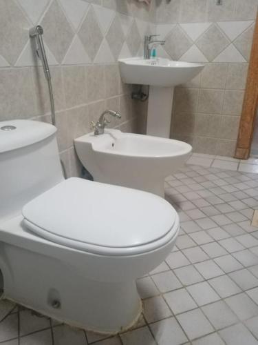 Bathroom, ال متعب سويتس خريص near Rawdah Park