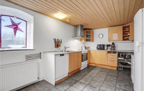 厨房, Stunning Apartment In Esbjerg V With Sauna, Wifi And 1 Bedrooms in 古尔艾厄
