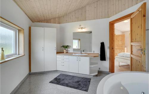 cuina, Gorgeous Home In Hadsund With Wifi in Hadsund