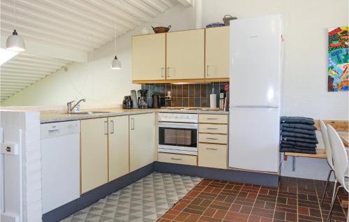 Kitchen, 2 Bedroom Stunning Apartment In Allinge in Slotslyngvej