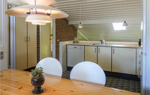 Kitchen, 2 Bedroom Stunning Apartment In Allinge in Slotslyngvej