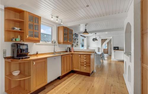 Kitchen, Beautiful Home In Allinge With Wifi in Tejn