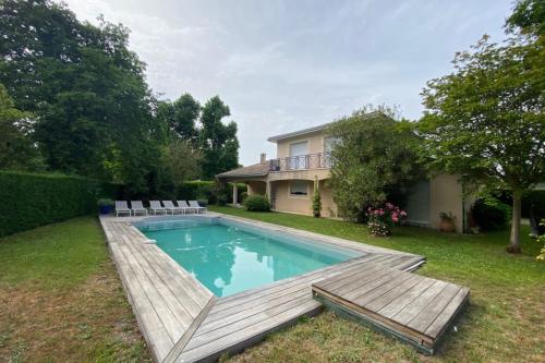 Duplex house with private pool near the sea