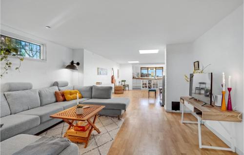 4 Bedroom Lovely Home In Væggerløse in Vaeggerlose