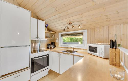 cuina, Holiday Home Brombærvej Tarm Ii in Hemmet
