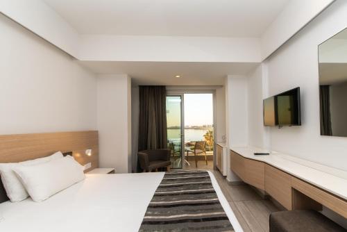Evalena Beach Hotel - image 11