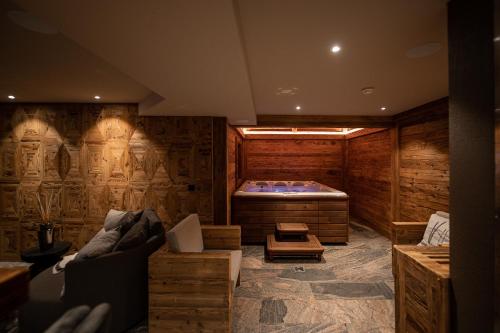 Pezsgőfürdő, The Falcon in Stubenbach