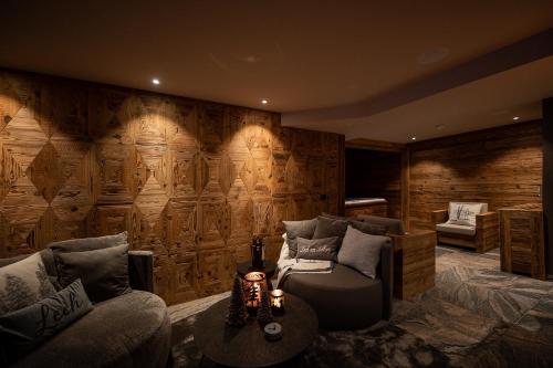 Gyógyfürdő, The Falcon in Stubenbach