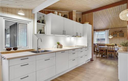 Kitchen, Four-Bedroom Holiday Home In Stege in Hegningen