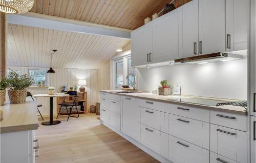 Kitchen, Four-Bedroom Holiday Home In Stege in Hegningen