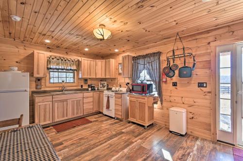 Quiet and Secluded Berea Cabin on 70-Acre Farm! in Berea, USA