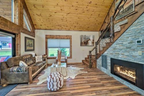 Modern Beech Mountain Cabin with Fire Pit and Grill! in Beech Mountain, USA