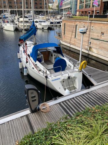 Entire Boat at St Katherine Docks 2 Available select using room options, Londyn (zdjęcie 11)