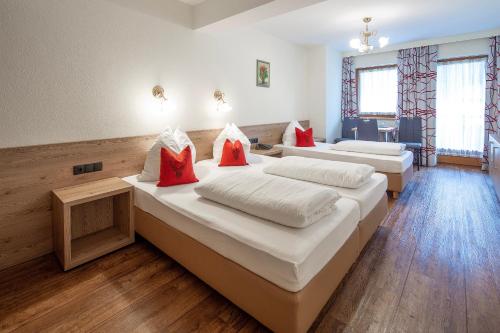 3 twin beds