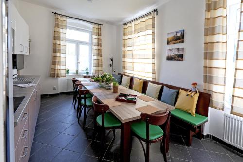 3 bedrooms, 8 beds