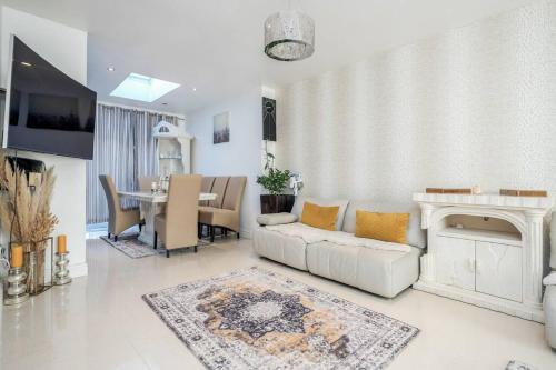 Spacious 5 bed, 2 bathrooms House with a Private Garden gîte à louer Old Oak Common