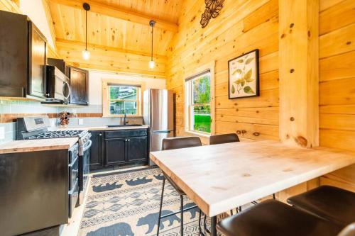 Florida Mountain Log Cabin in Florida (MA)