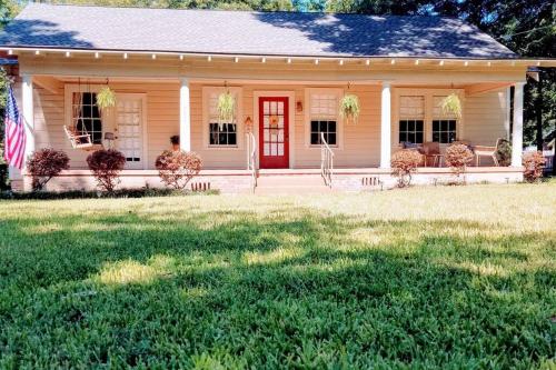 Historic 2-Bedroom Cloverdale Cottage