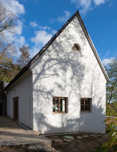 Viesnīcas āriene, Chalupa mezi sklepy in Výrovice