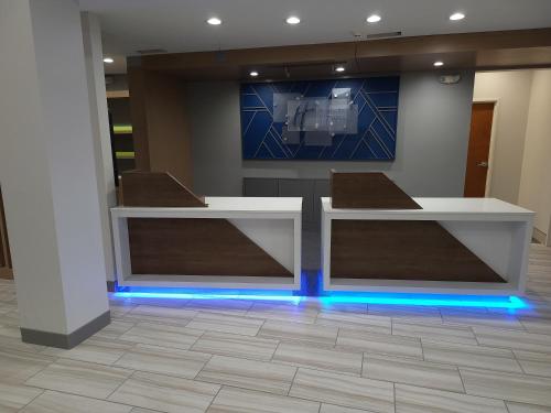Holiday Inn Express Hotel & Suites Tipp City By IHG - 숙소 외관