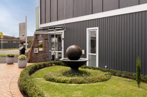 Cobblestone Court Motel - Wenzel Motels