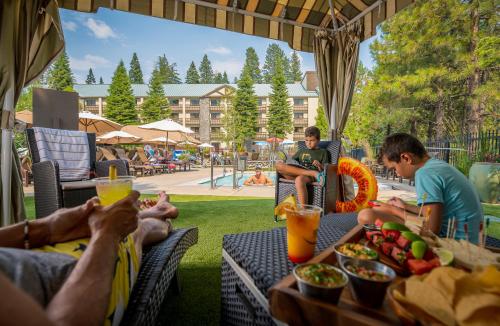 Swimming pool, Tenaya Lodge at Yosemite in Fish Camp (CA)