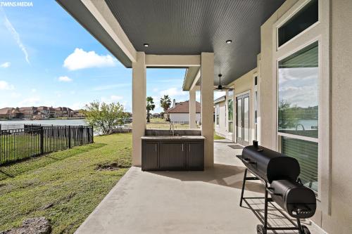 Waterfront Lake House - Beach & DT 20 mins - Hot Tub in Robstown, USA