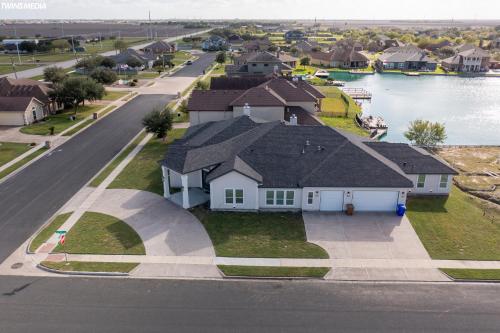 Waterfront Lake House - Beach & DT 20 mins - Hot Tub in Robstown, USA