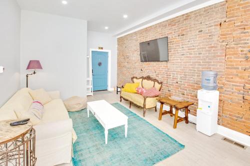 Spacious Oasis - Parking, Private Patio & Roofdeck thumb 2