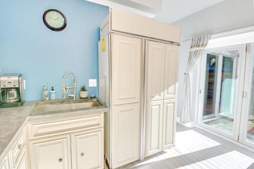Spacious Oasis - Parking, Private Patio & Roofdeck thumb 3
