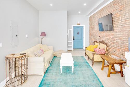 Spacious Oasis - Parking, Private Patio & Roofdeck thumb 4