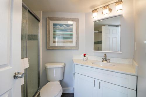 Bathroom, Fiesta Key RV Resort Waterfront Cottage 33 in Layton (FL)