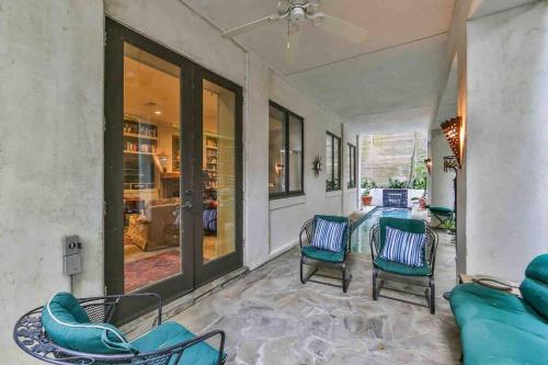 Artist's Library with a Private Swimming Pool near The Music Box Theater