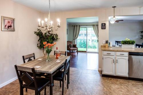 {Quiet Suburban Ranch Hot Tub} Mins Arpt/RIT/DWNT in Rochester, USA