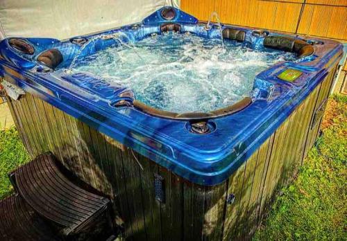 {Quiet Suburban Ranch Hot Tub} Mins Arpt/RIT/DWNT {Quiet Suburban Ranch Hot Tub} Mins Arpt/RIT/DWNT