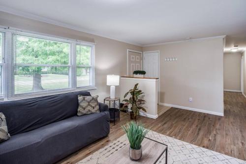 {Quiet Suburban Ranch Hot Tub} Mins Arpt/RIT/DWNT {Quiet Suburban Ranch Hot Tub} Mins Arpt/RIT/DWNT