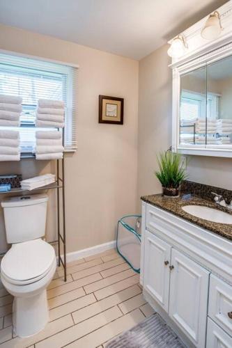 {Quiet Suburban Ranch Hot Tub} Mins Arpt/RIT/DWNT {Quiet Suburban Ranch Hot Tub} Mins Arpt/RIT/DWNT