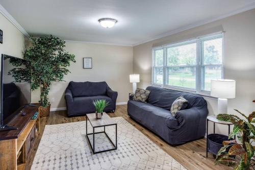 {Quiet Suburban Ranch Hot Tub} Mins Arpt/RIT/DWNT {Quiet Suburban Ranch Hot Tub} Mins Arpt/RIT/DWNT