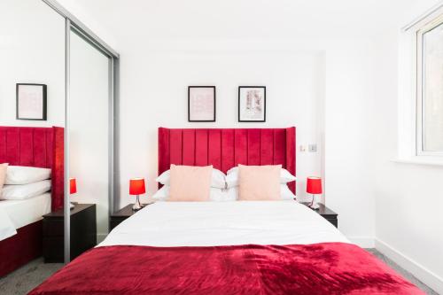 The Cutlass Nest by Prime Stays - Broad Street Base with Secure Parking, Birmingham (photo 9)