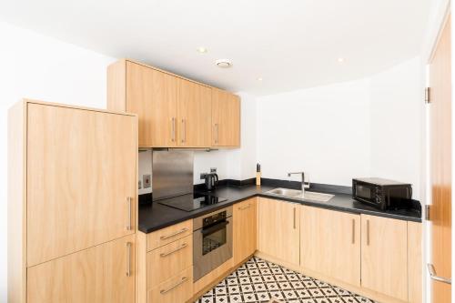 The Cutlass Nest by Prime Stays - Broad Street Base with Secure Parking, Birmingham (photo 8)