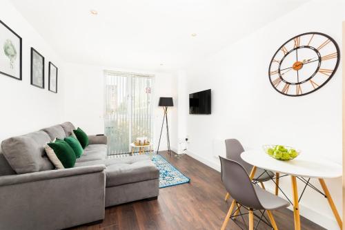 The Cutlass Nest by Prime Stays - Broad Street Base with Secure Parking, Birmingham (photo 5)