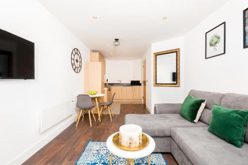 The Cutlass Nest by Prime Stays - Broad Street Base with Secure Parking, Birmingham (photo 6)
