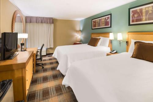 2 queen beds