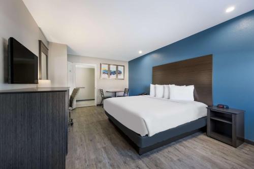 Super 8 by Wyndham Spring - image 5