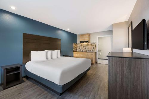 Super 8 by Wyndham Spring - image 12